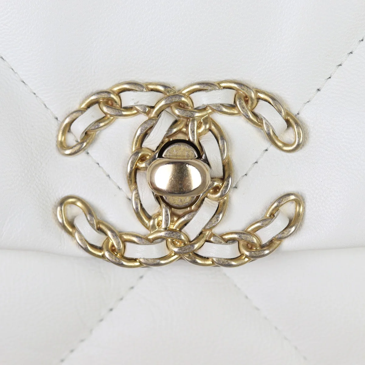 Chanel 19 Flap Bag Medium | White - Image 9