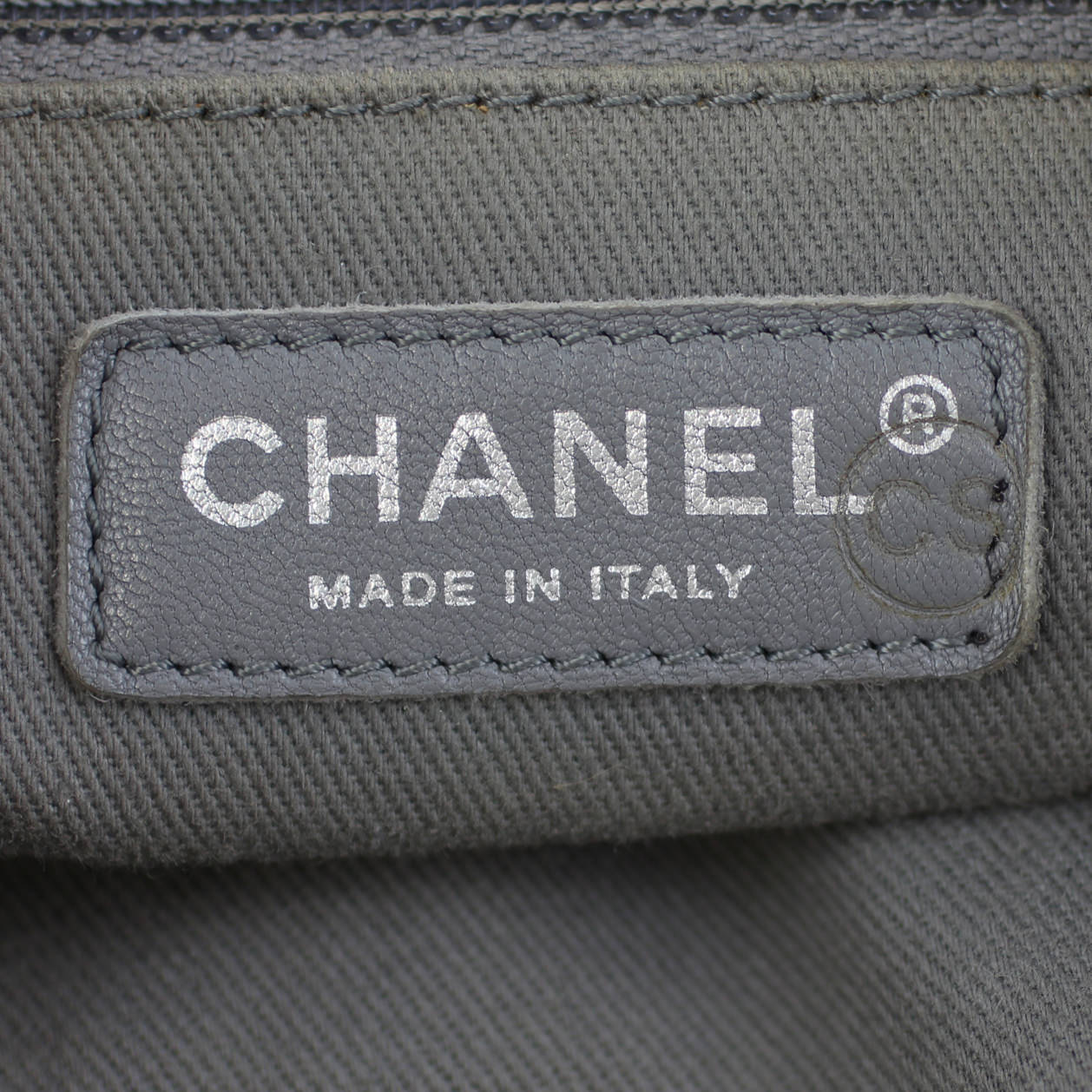 Chanel Iridescent Sea Hit Tote Large - Image 10